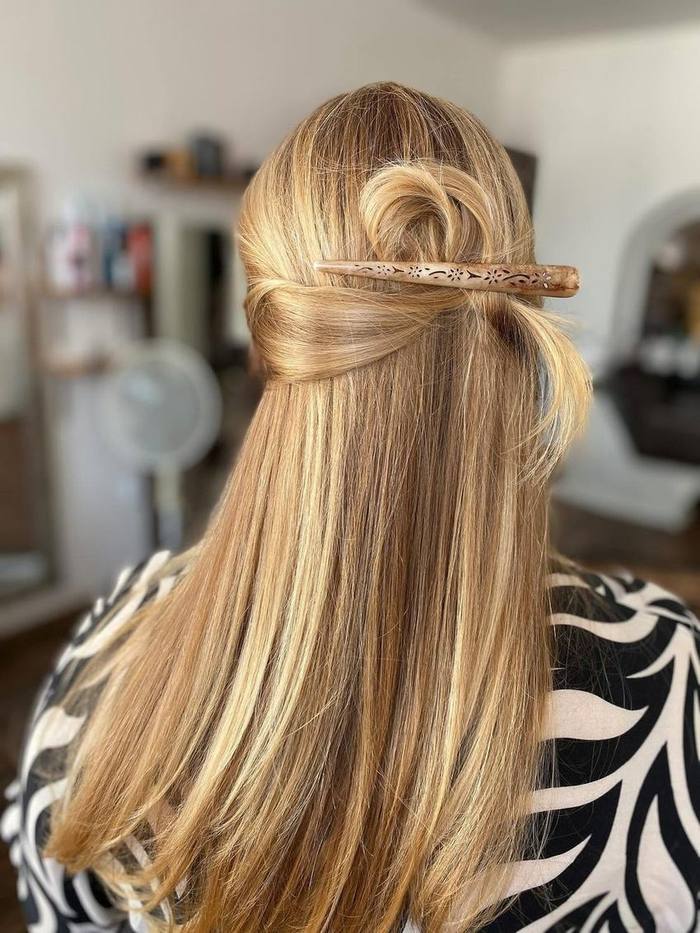 Blond účes se sponou po stylingu