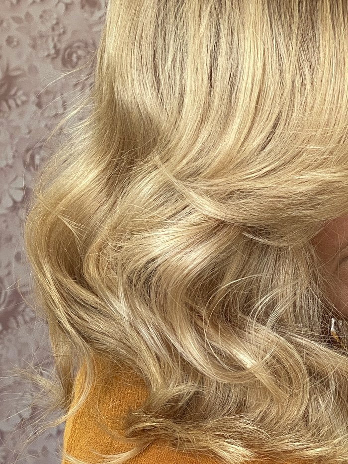 Detail vlny na světlé blond po foukané
