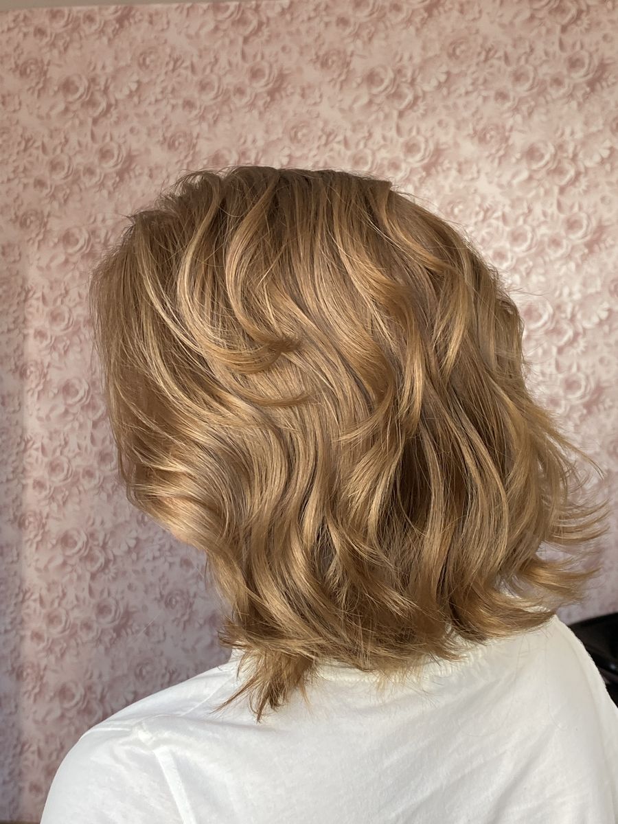Medově blond mikádo s vlnami po foukané
