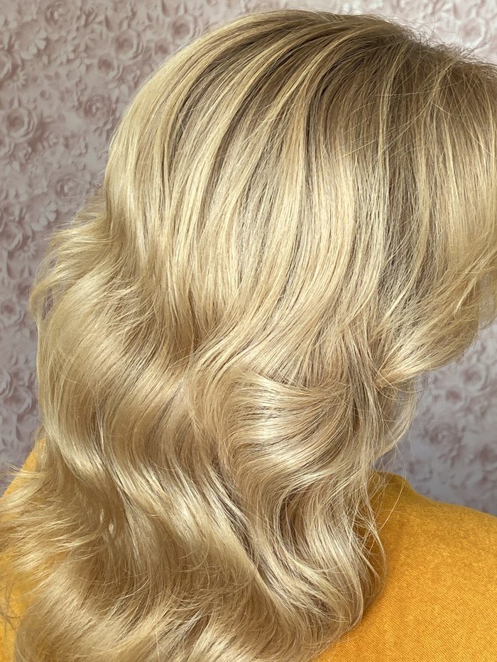 Světlá blond s měkkými vlnami po foukané