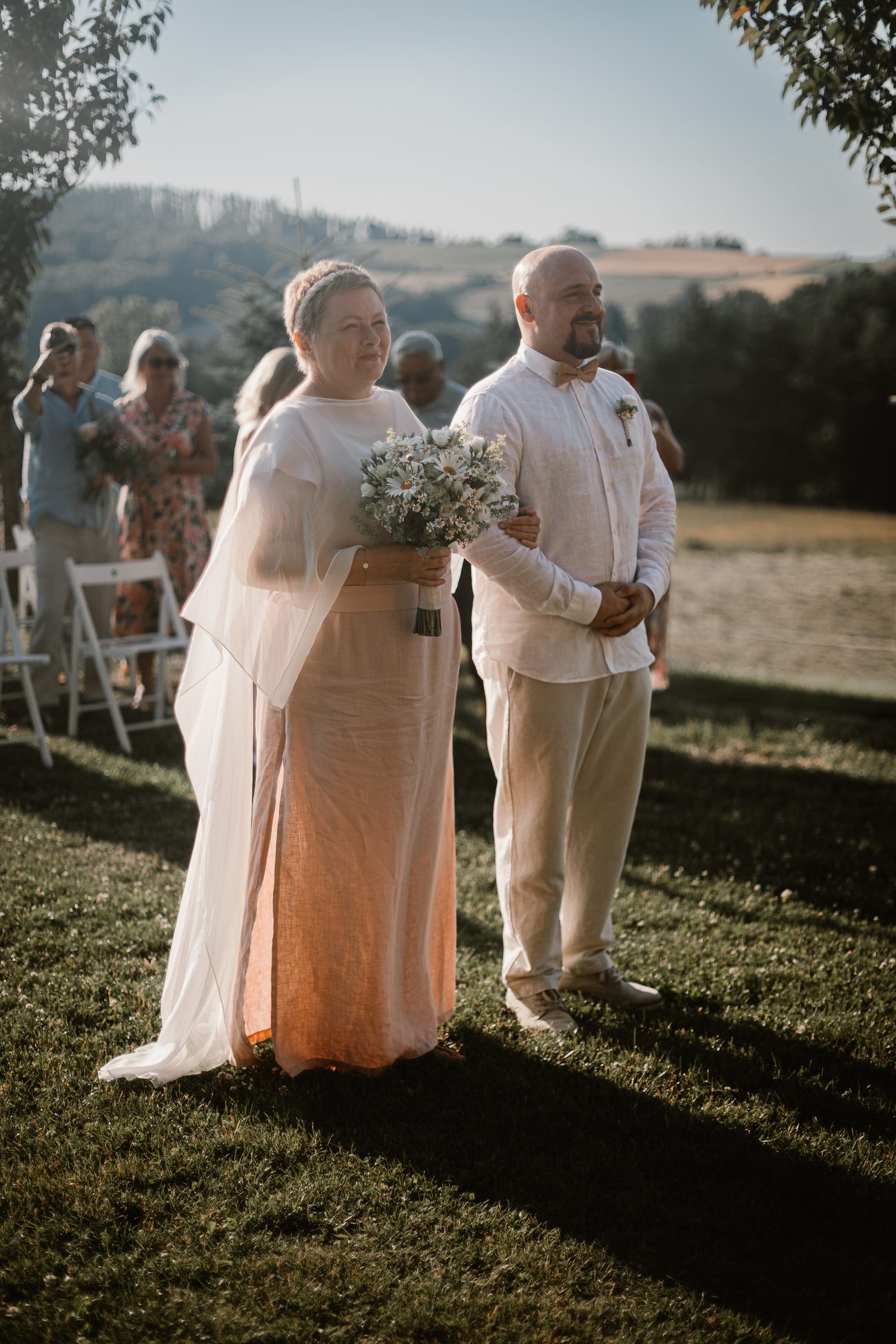 Iwona s manželem po obřadu, se svatební kyticí