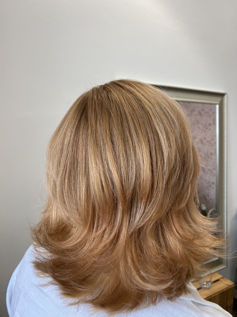 Medově blond vrstvený střih po foukané