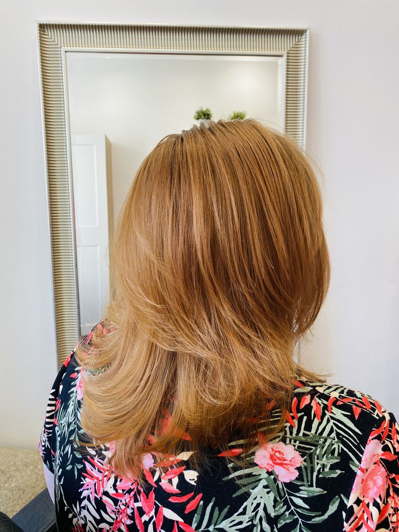 Zlatavá blond s vrstveným střihem po ramena