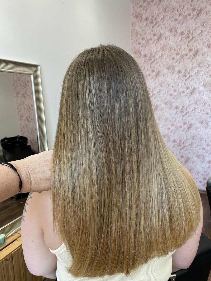 Dlouhé rovné vlasy v přírodní blond